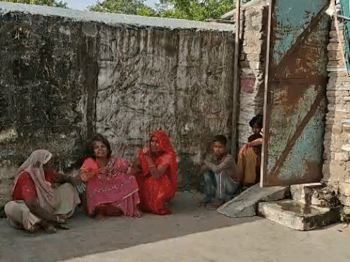 घर के बाहर मृतक के परिजन और उसके बच्चे