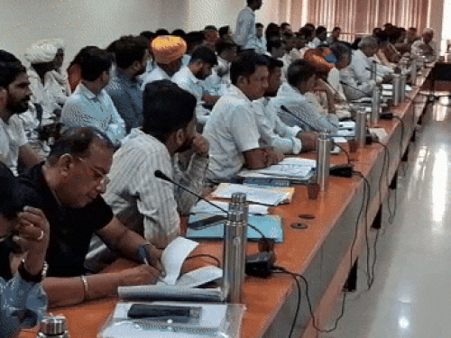 रीट सभागार में हुई बैठक में मौजूद अफसर।
