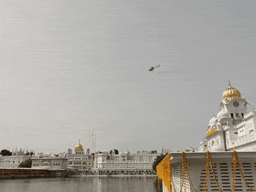 गोल्डन टेंपल के परिक्रमा मार्ग में हेलिकॉप्टर से पुष्प वर्षा।