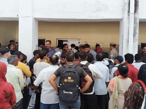 मोबाइल लेने के लिए पुलिस लाइन में लगी लोगों की भीड़।