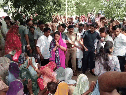 पूर्व मुख्यमंत्री वसुंधरा राजे ने महिलाओं से बातचीत की और उनका हालचाल जाना।