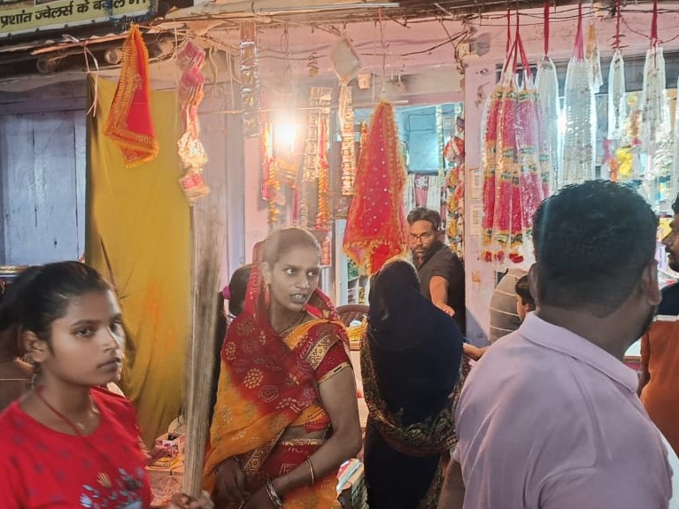 Women did a lot of shopping in Gogri, showed enthusiasm | करवा चौथ से ...