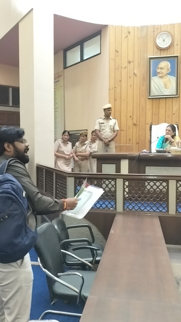 बैैठक छोड़कर जाते पार्षद