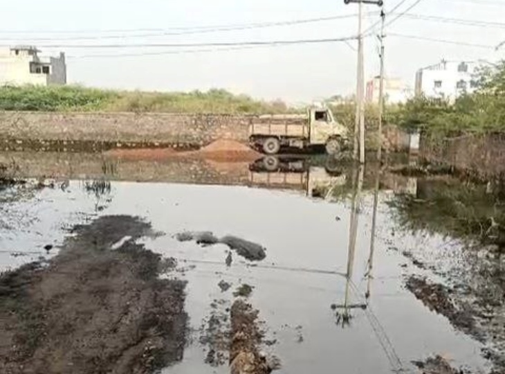 पाली के टैगोर नगर में अभी भी बरसाती पानी भरा रहने से खराब हुई सड़क।