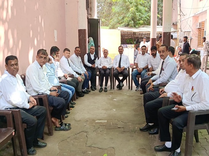 वर्क सस्पेंड करते हुए वकील