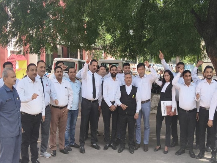 डीसी से मिलने पहुंचे वकील