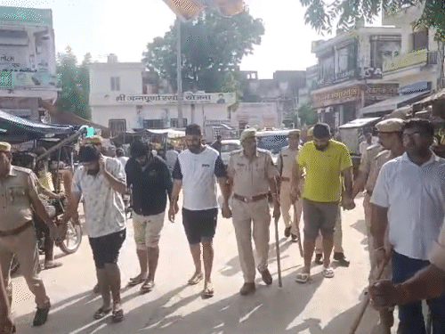 बगड़ थाना इलाके में पुलिस ने चारों का बीच बाजार जुलूस निकाला।