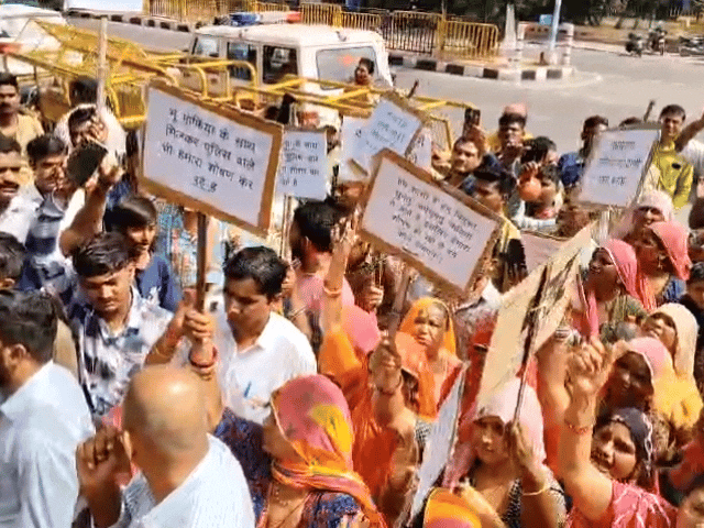 प्रदर्शन में बड़ी संख्या में समाज की महिलाएं भी शामिल हुई।