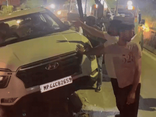 क्रेन और लोगों की मदद से कार को नीचे लाया गया।