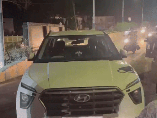 चित्तौड़गढ़ में शांतिदूत आचार्य महाश्रमण सेतु पुलिया से नीचे उतरते समय एक तेज रफ्तार कार अचानक डिवाइडर पर चढ़ गई।