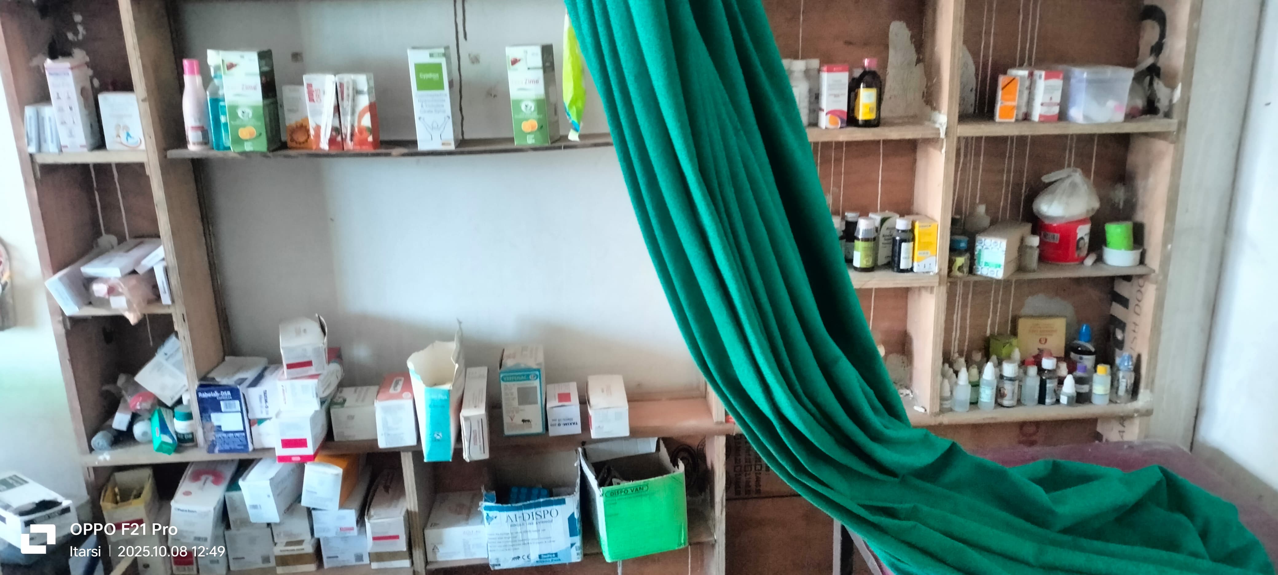 हेलोपैथिक इलाज के दवा दुकान पर रखी मिली।