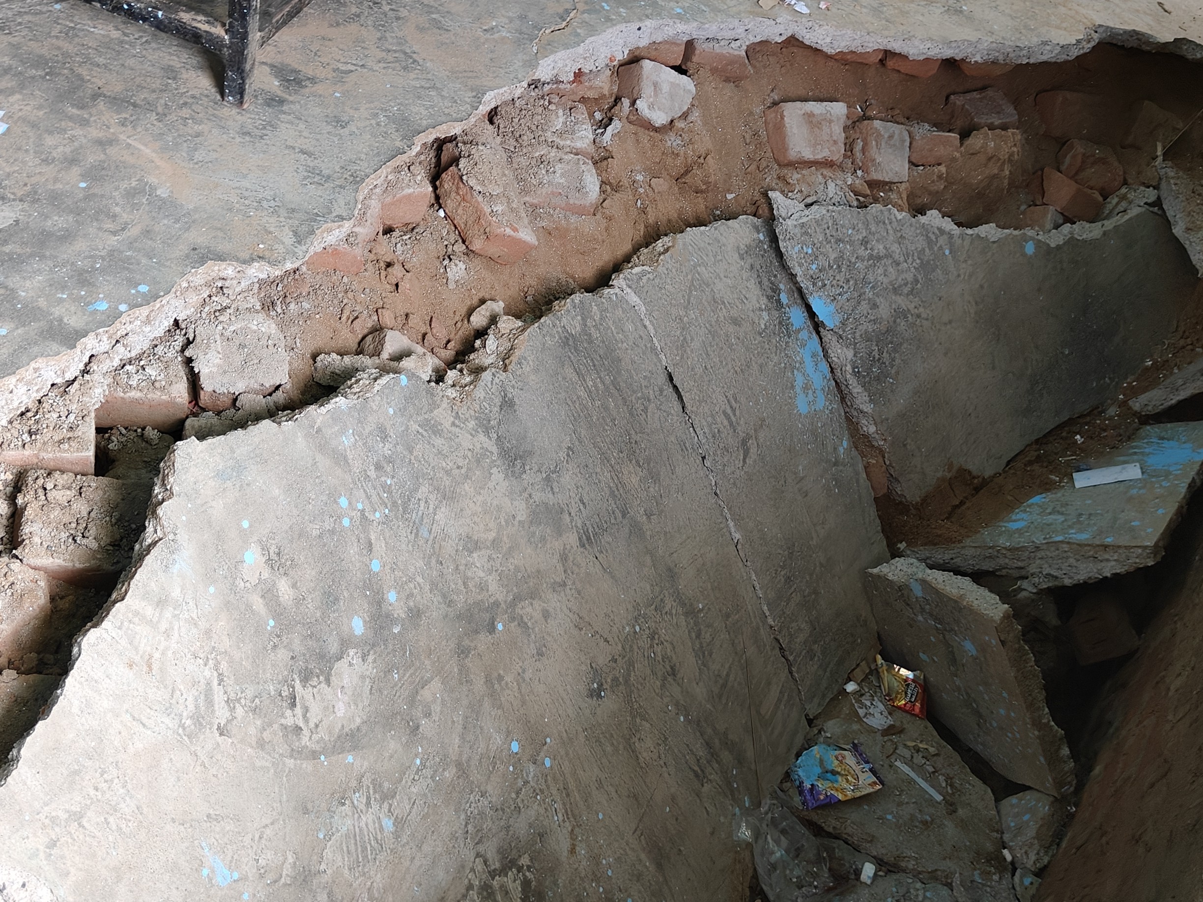 Classroom floor caves in, student injured | स्कूल में क्लास का फर्श ...