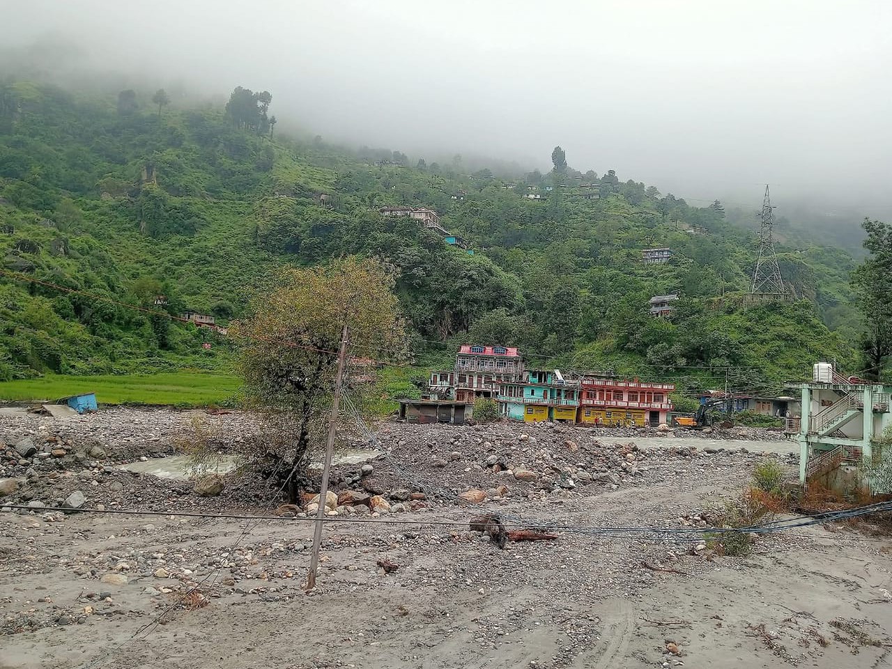 पंद्रहबीश में बाढ़ के बाद तबाह हुई सड़क।