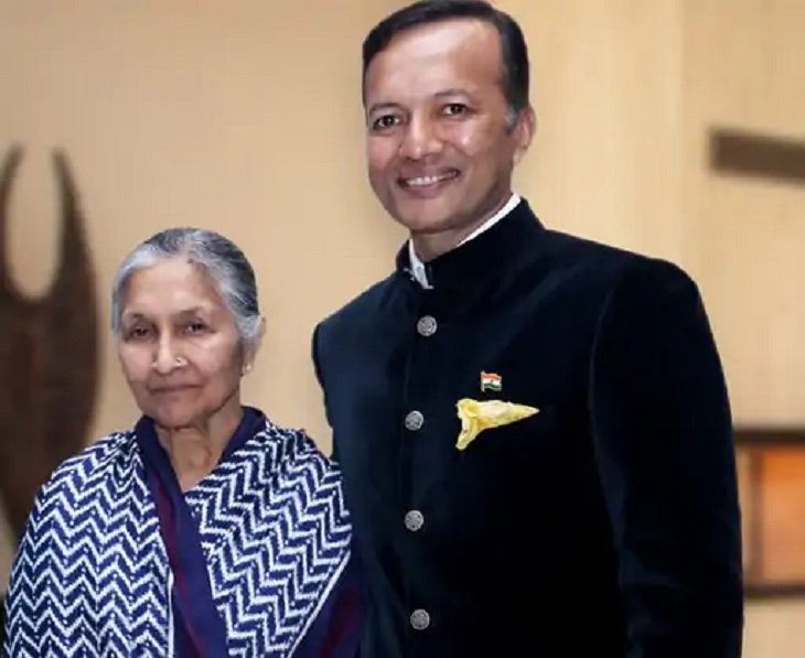 बेटे सांसद नवीन जिंदल के साथ सावित्री जिंदल। फाइल फोटो