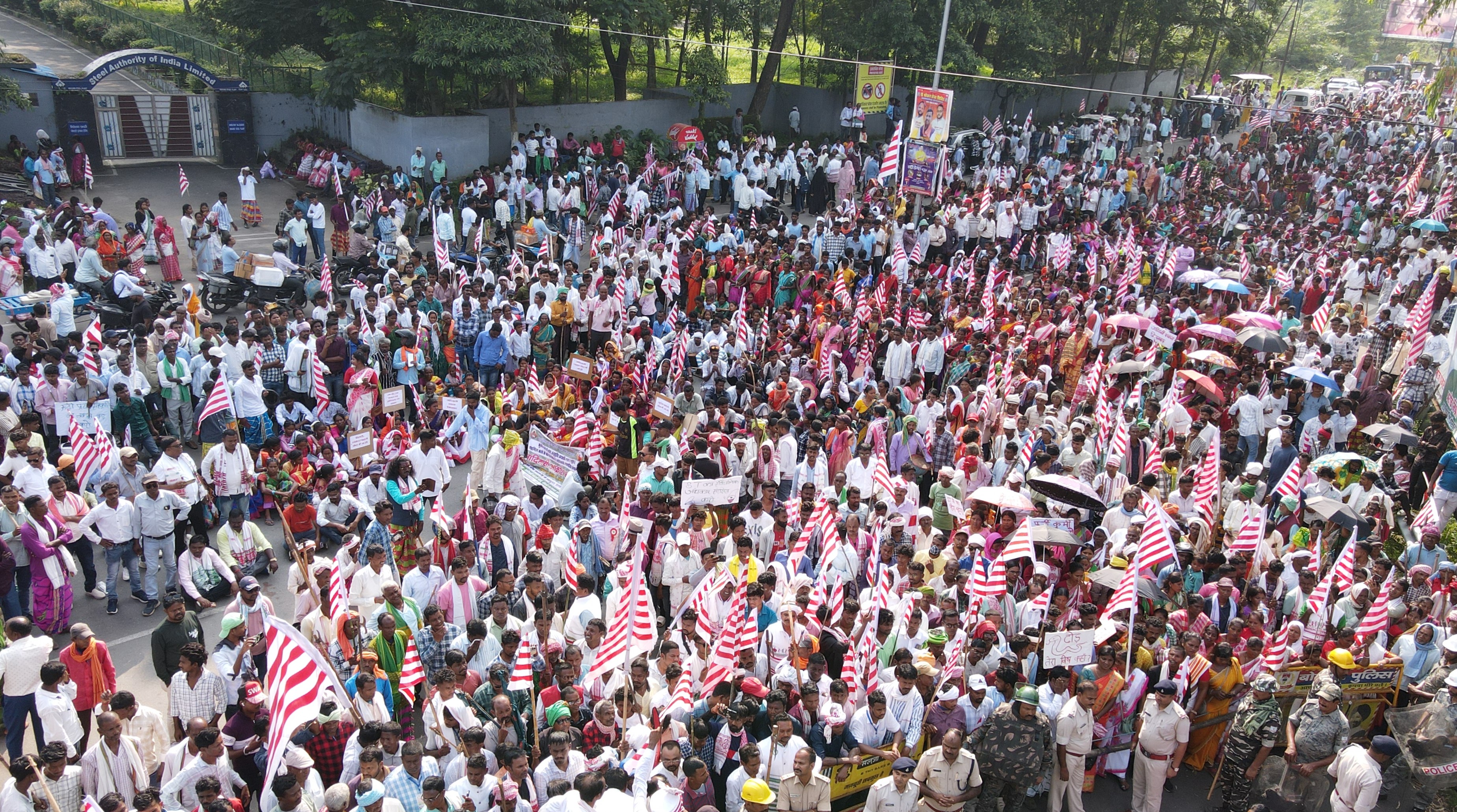 Tribal community takes out protest rally demanding ST status for Kudmi | कुड़मी को एसटी दर्जा की मांग के विरोध में आदिवासी समाज ने निकाली आक्रोश रैली - Bokaro News | Dainik Bhaskar