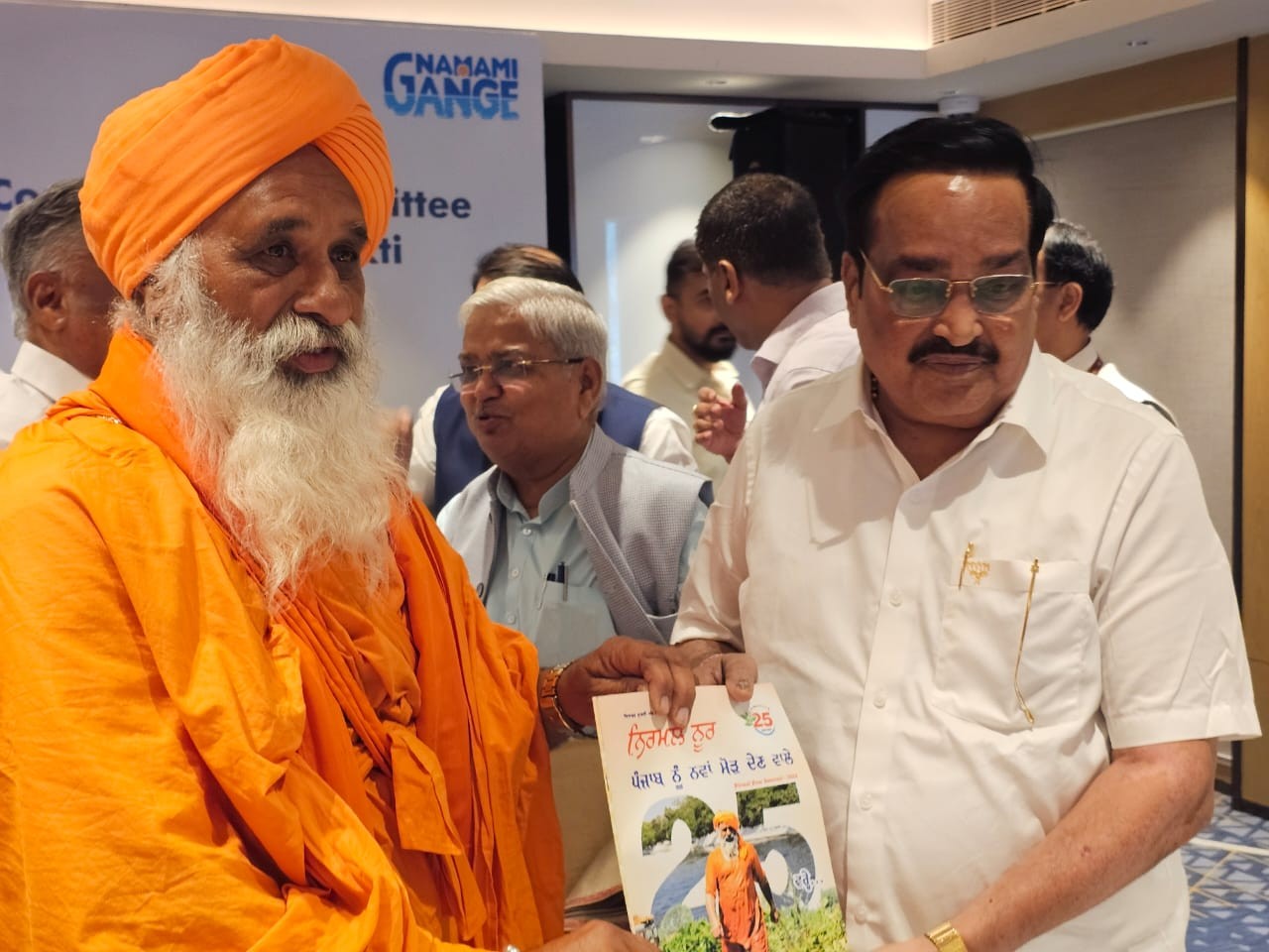 गुजरात में बैठक में प्रोजेक्ट दिखाते संत सीचेवाल