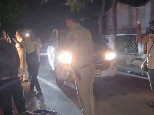 परिवार से मुलाकात के बाद मौके से जाती मेयर रेणु बाला गुप्ता।