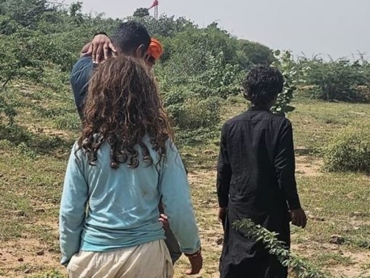 रतनपार गांव के लोगों ने दोनों को पकड़कर पुलिस के हवाले किया।