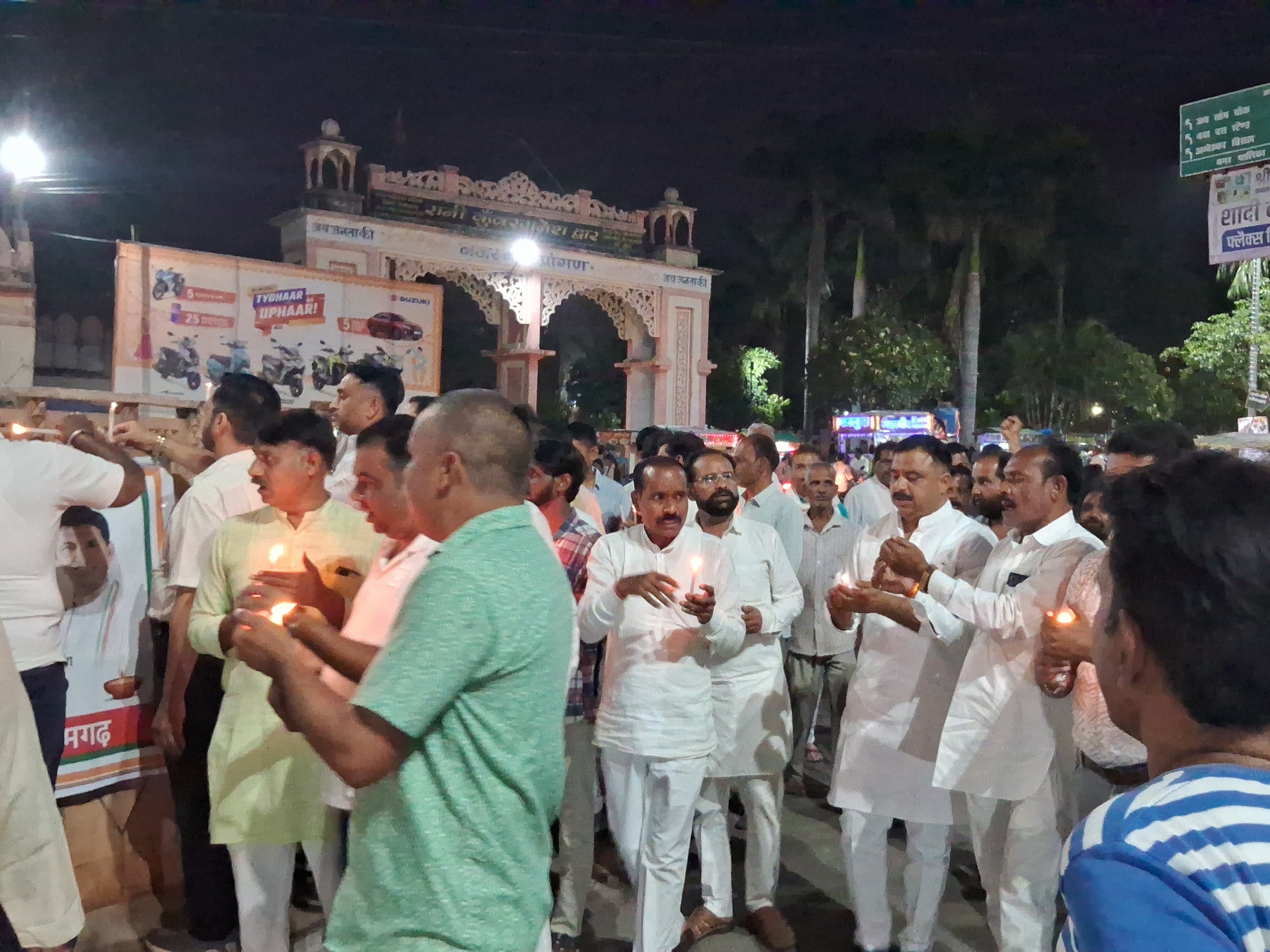 कैंडल जलाकर जताया विरोध।
