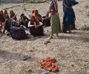 बड़ी संख्या में परिवार की महिलाएं भी इकट्ठा हुई