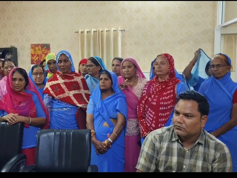 ब्यावर सीएमएचओ को दी शिकायत में महिला चिकित्साकर्मियों ने बीसीएमओ पर लगाए अभद्रता करने के आरोप।