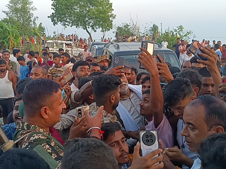 सांसद पप्पू यादव ने बाढ़ पीड़ितों को दी आर्थिक सहायता:  वैशाली के गनियारी में गंगा कटाव से प्रभावित परिवारों से मिले – Hajipur (Vaishali) News