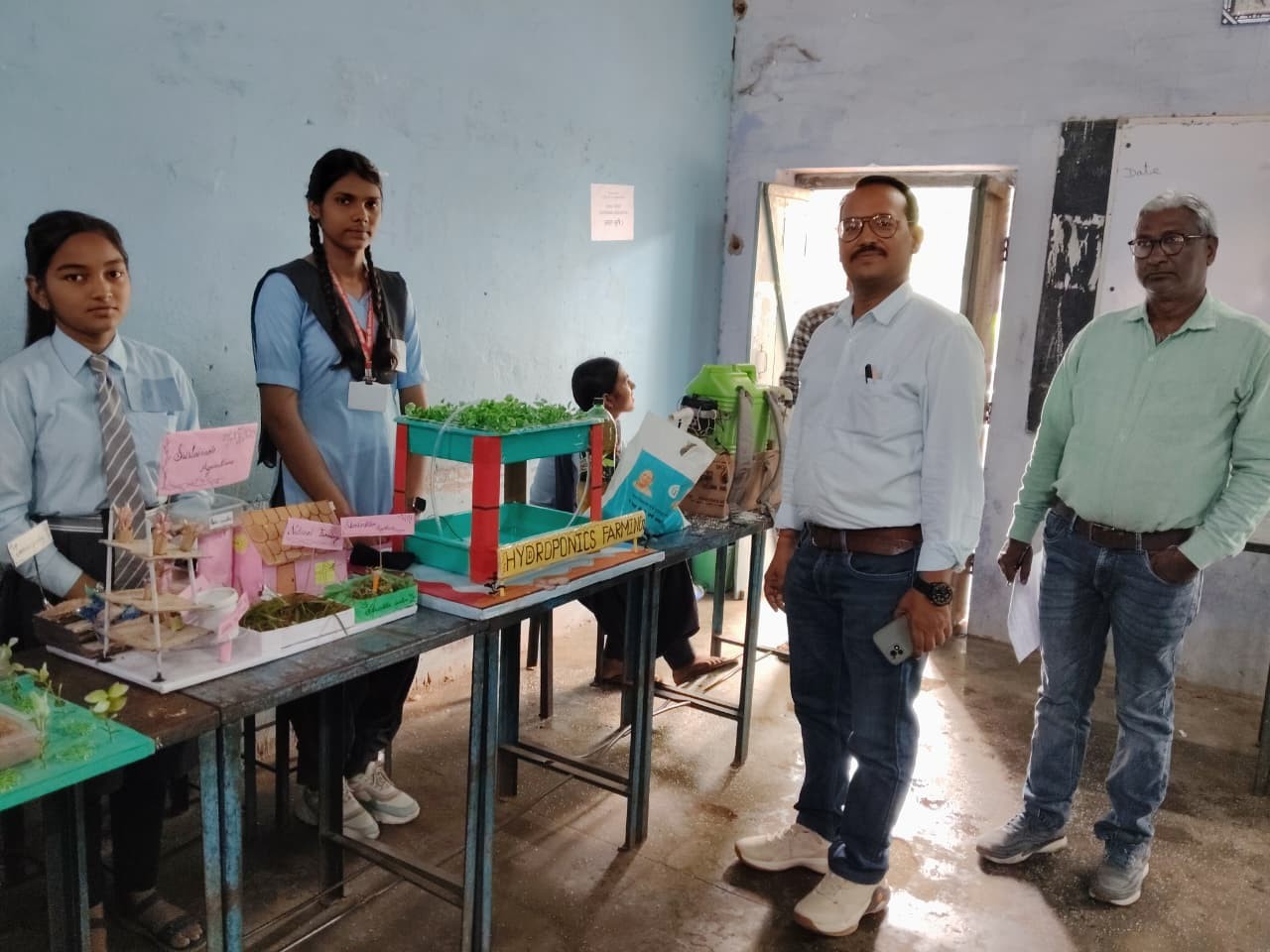 स्टूडेंट्स ने अपशिष्ट प्रबंधन और प्लास्टिक के विकल्प जैसे विषयों पर मॉडल प्रदर्शित किए।