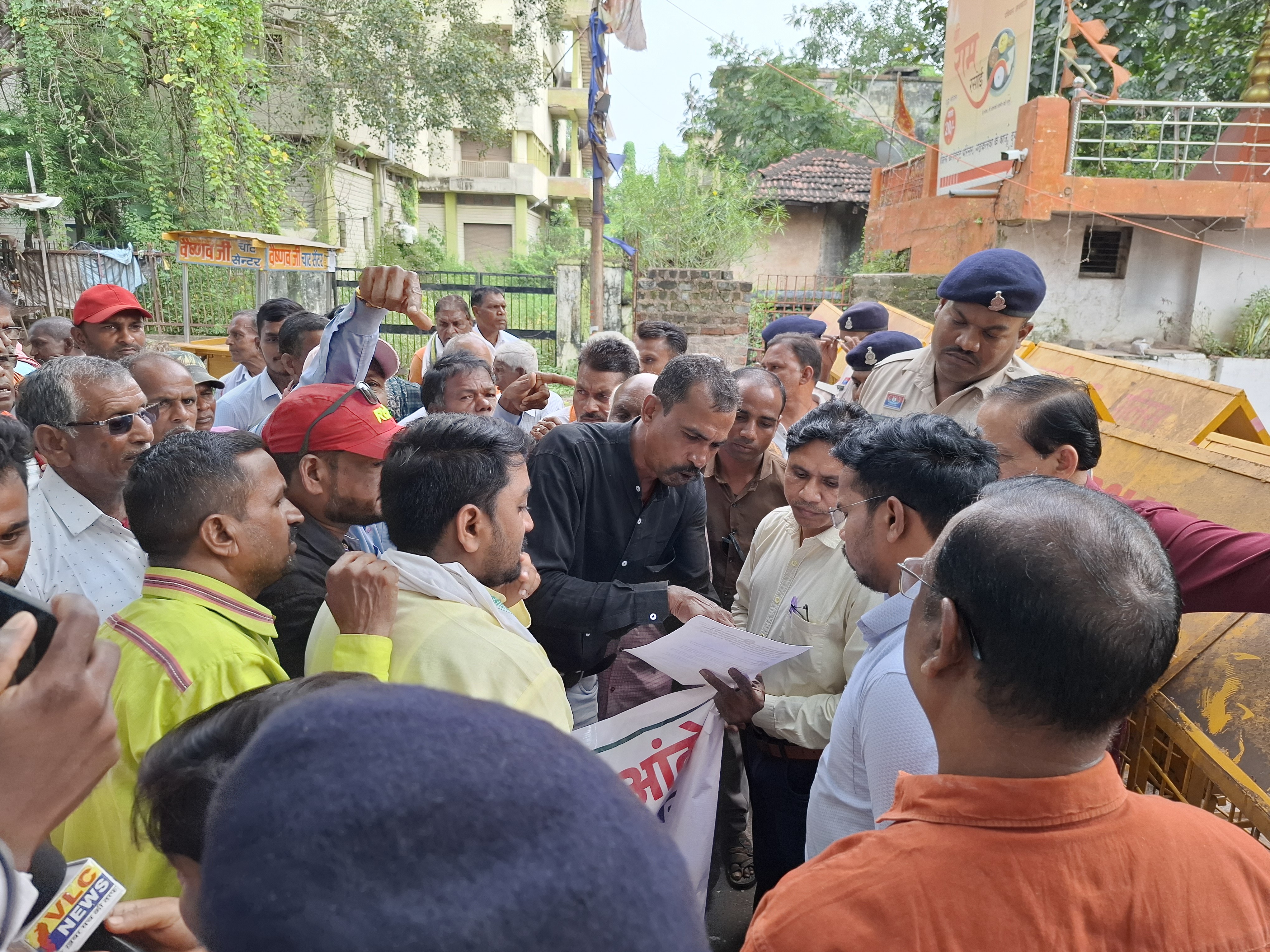 दुर्ग जिले के किसानों का मुआवजा भुगतान को लेकर कलेक्टोरेट घेराव - Dainik Bhaskar