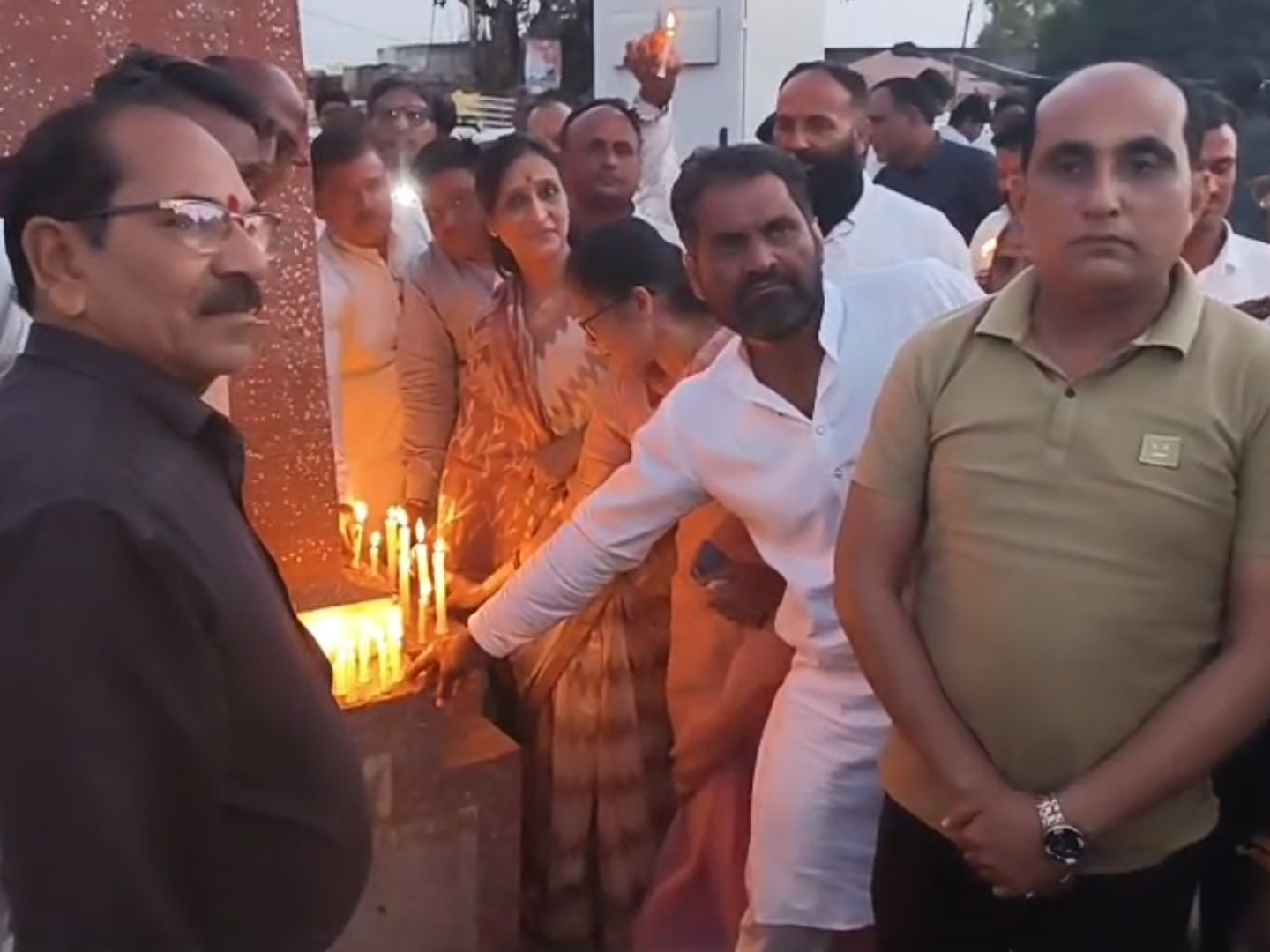 चौराहे पर मृत बच्चों को श्रद्धांजलि देते कांग्रेसी।