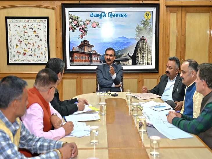 शिक्षा विभाग की मीटिंग लेते हुए सीएम सुखविंदर सिंह सुक्खू।