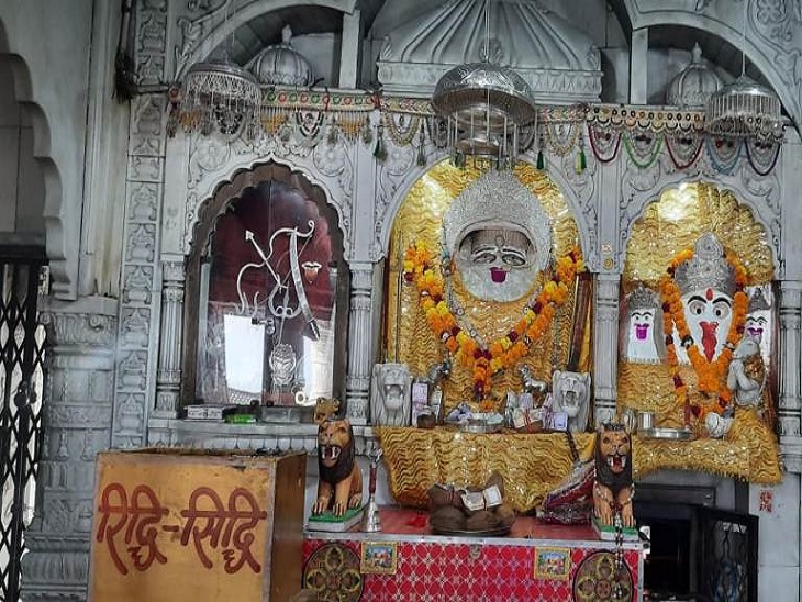 मंदिर में स्थापित चौथ माता और भगवान की प्रतिमाएं। - Dainik Bhaskar