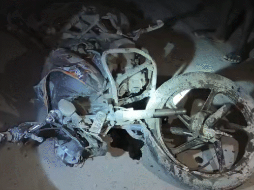 कोरबा में अज्ञात वाहन की टक्कर से बाइक सवार की मौत हो गई। बाइक चकनाचूर हो गई। - Dainik Bhaskar