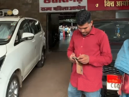 छत्तीसगढ़ राज्य महिला आयोग पर 'लोकतांत्रिक भावना के विपरीत' चलने का आरोप लगा है।