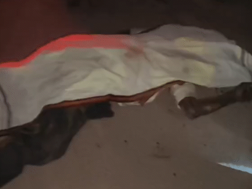 युवक की मौत के बाद लाश को स्थानीय लोगों ने गमछे से ढक दिया।