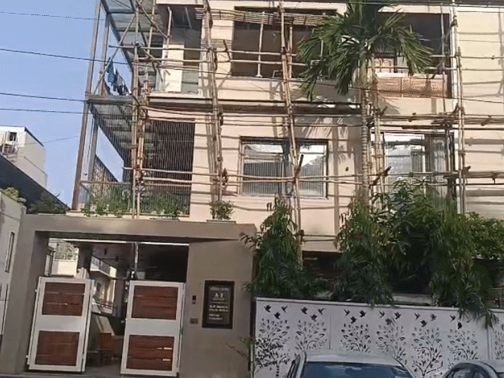 लोकायुक्त की टीम ने रिटायर्ड अफसर के चार ठिकानों पर एक साथ कार्रवाई की।