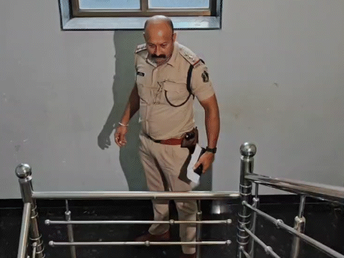टिकरापारा पुलिस अपनी टीम के साथ मौके पर पहुंची।