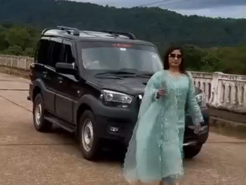 युवती ने अलग-अलग अंदाज में फोटो शूट करवाया।