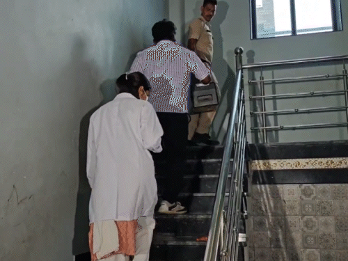 रायपुर में MMI नारायणा अस्पताल की नर्स के घर फोरेंसिक टीम और पुलिस पहुंची।