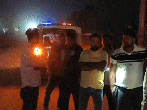 हादसे के बाद पुलिस घटनास्थल पर पहुंची, इस दौरान स्थानीय लोग मौजूद रहे।