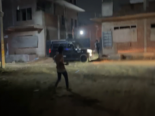 एक पक्ष के युवकों ने दूसरे पक्ष पर ईंट भी फेंकीं। ईंट सामने खड़ी गाड़ी पर गिरी।