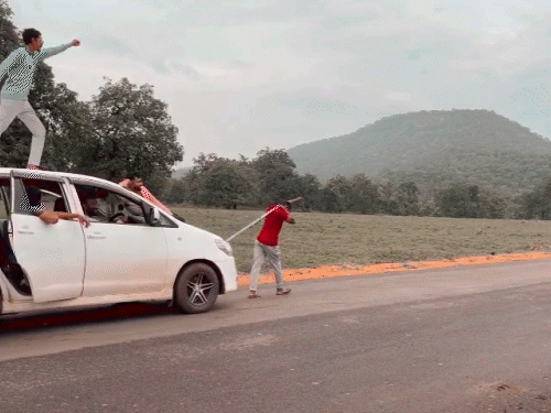 ट्रेंड के चक्कर में पहुंच गए थाने।