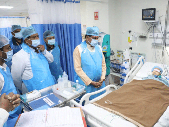 सीएम ने नागपुर के अस्पताल में भर्ती बच्चों से मुलाकात की।