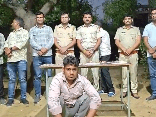 साहिल का पिता हत्या के आरोप में जेल में बंद है। अब बेटा ही सारा काम संभाल रहा था।
