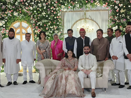 रिंग सेरेमनी के बाद स्टेज पर अखिलेश, डिंपल, जया बच्चन, शिवपाल यादव समेत 20 सांसद पहुंचे और बधाई दी।