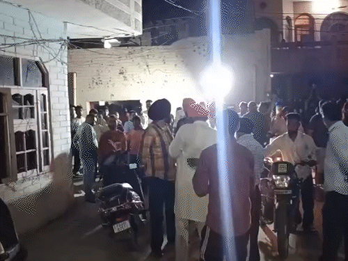 बॉडी बिल्डर वरिंदर सिंह घुम्मन के निधन की सूचना मिलने के बाद उनके घर पर लोग जुटना शुरू हो गए थे।