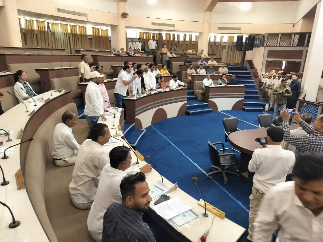 कांग्रेस के पार्षद अपने ही बोर्ड को घेरते हुए मीटिंग में नजर आए।