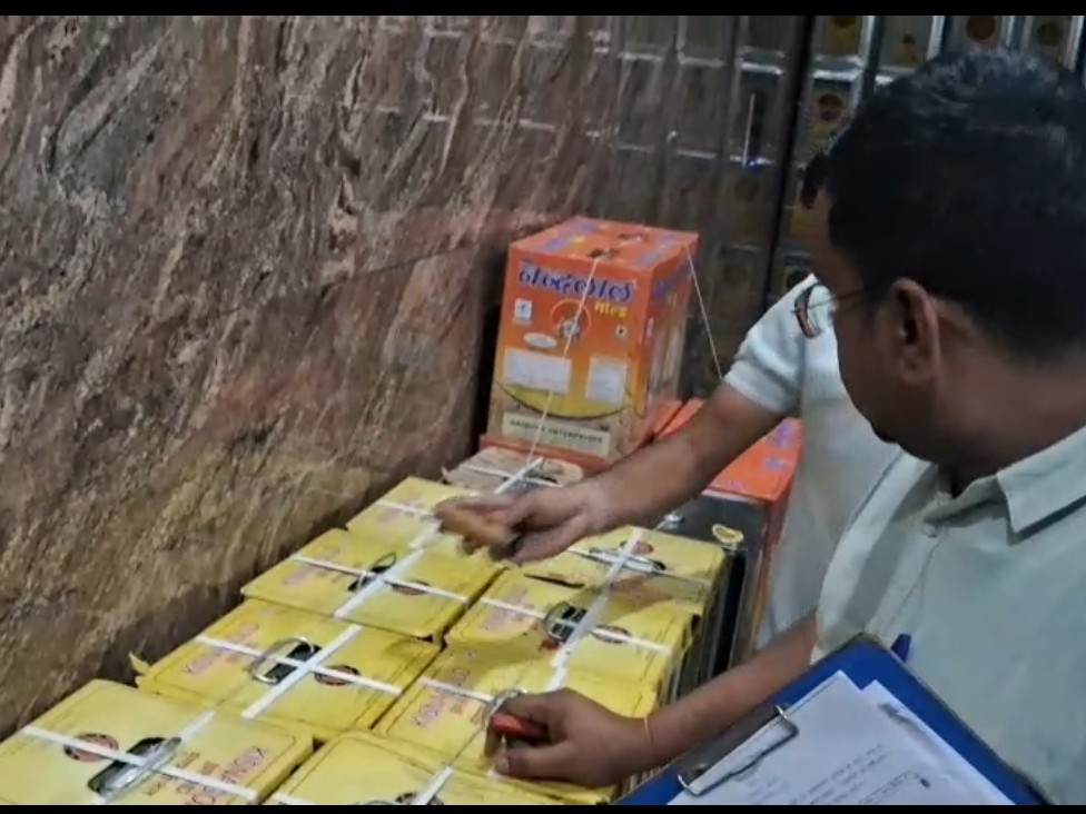 मिलावट की आशंका के चलते टीम ने 900 लीटर मूंगफली, सोया और तिल्ली तेल किया सीज।