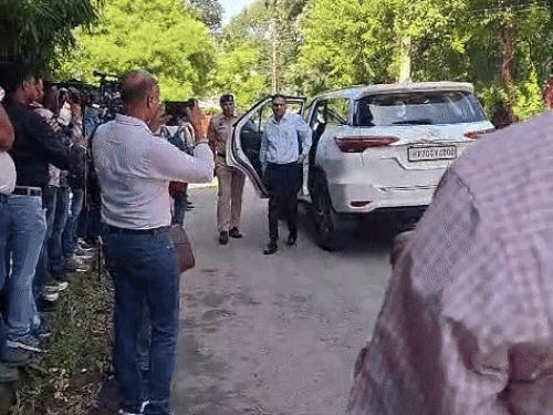 हरियाणा के चीफ सेक्रेटरी अनुराग रस्तोगी और गृह सचिव सुमिता मिश्रा सेक्टर-24 स्थित IAS अमनीत के आवास पर पहुंचे हैं।