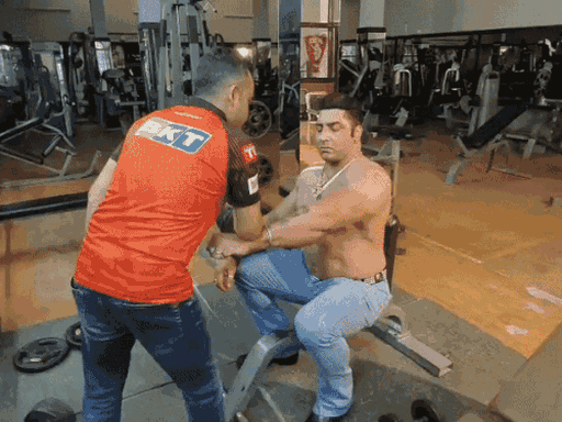 जिम में एक्सरसाइज करते हुए वरिंद्र घुम्मन। फाइल