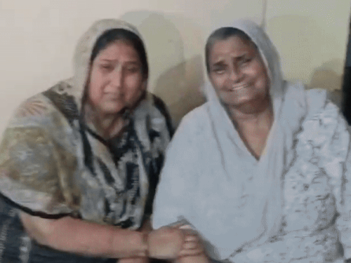 बॉडी बिल्डर वरिंदर सिंह घुम्मन के परिजन विलाप करते हुए।